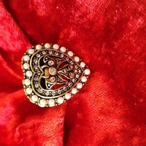 Beautiful Heidi Daus Heart Shaped Ring With Tiny Pearls & Crystals Sz 9